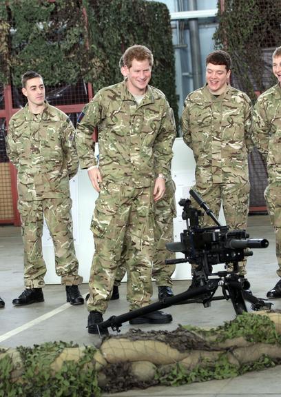 Príncipe Harry visita base militar na Inglaterra