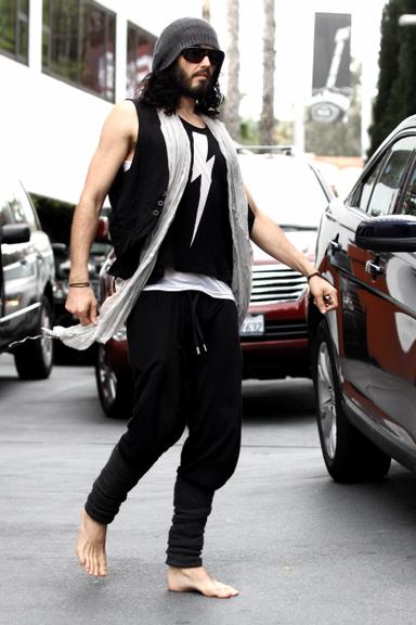 Russell Brand anda descalço pelas ruas de Hollywood, em Los Angeles