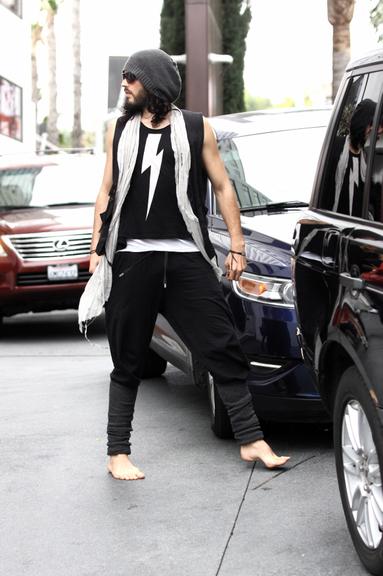 Russell Brand anda descalço pelas ruas de Hollywood, em Los Angeles