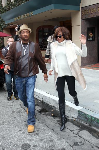 Whitney Houston saindo de uma consulta médica no último dia 7 de fevereiro