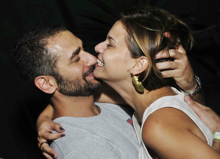 Milena Toscano era só amores com o namorado Elias Abidel durante a festa