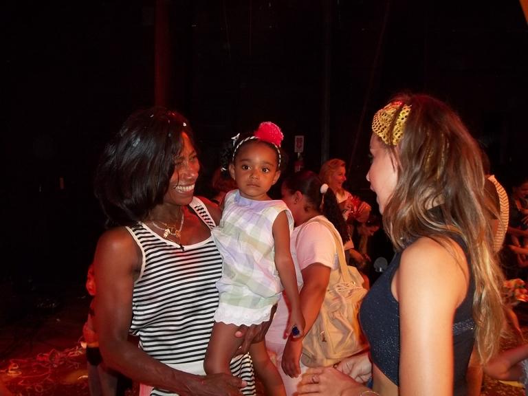 Glória Maria leva filhas à bailinho pré-carnaval no Rio de Janeiro