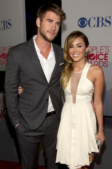 Miley Cyrus e Liam Hemsworth: eles se conheceram graças ao filme A Última Música, mas marcaram de se encontrar em um Starbucks 