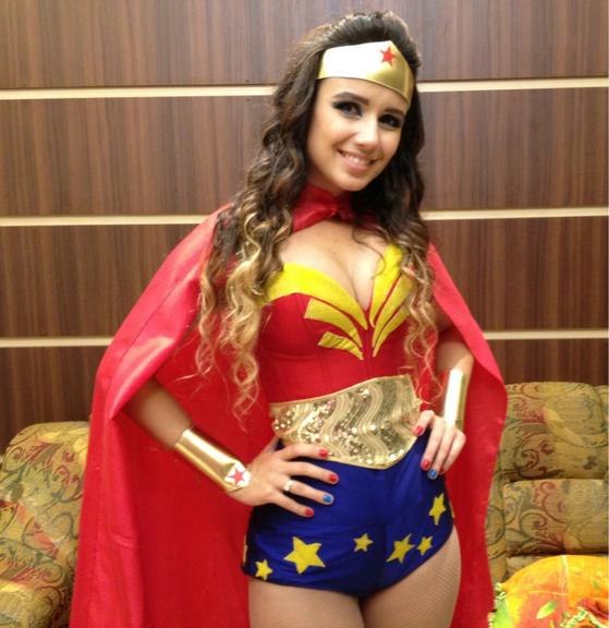 Paula Fernandes curte festa à fantasia vestida de 'Mulher Maravilha'