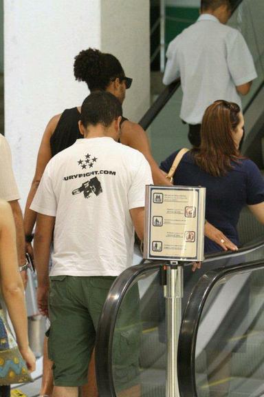 Daniel Echaniz circula em shopping no Rio