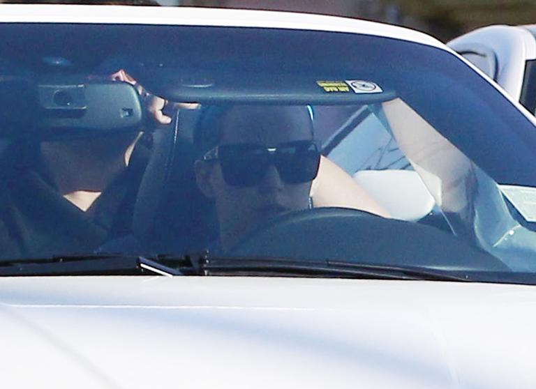 Katy Perry faz test drive em carro