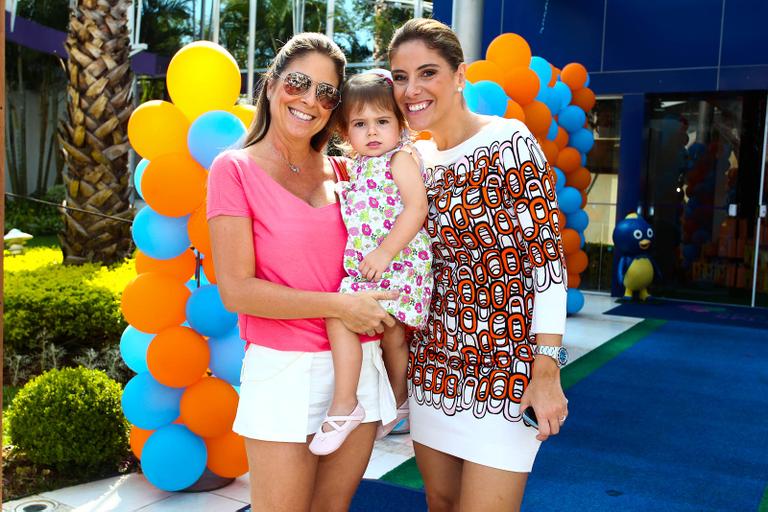 Patricia Maldonado com a filha Nina e Daniela Zurita