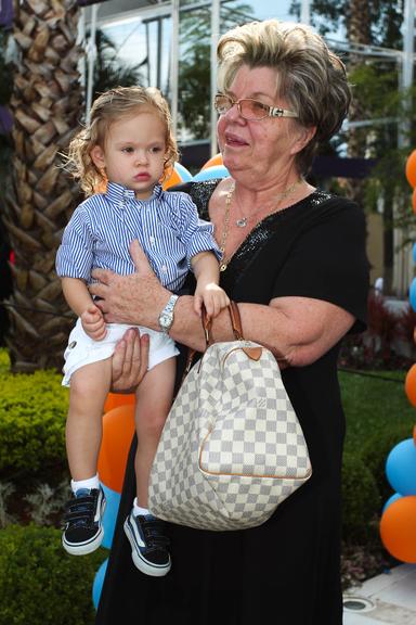 Dona Emma, mãe de Adriane Galisteu, com o neto, Vittorio