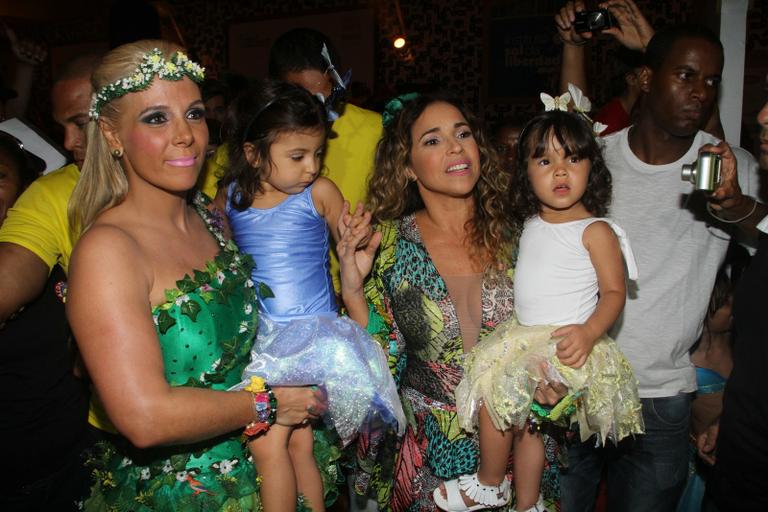 Daniela Mercury com Carla Perez, a filha Ana Isabel e a neta Clarice