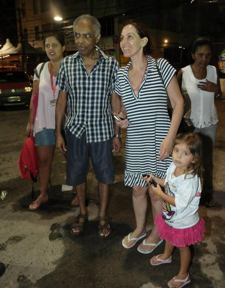 Gilberto Gil com a mulher Flor Gil e sua netinha