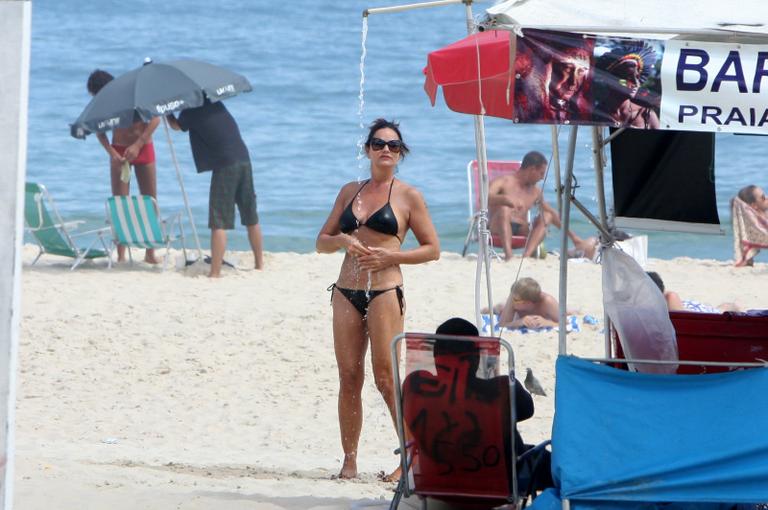 Luiza Brunet exibe boa forma na praia de Ipanema, no Rio de Janeiro