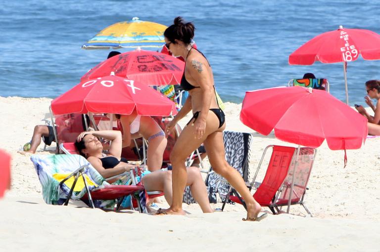 Luiza Brunet exibe boa forma na praia de Ipanema, no Rio de Janeiro