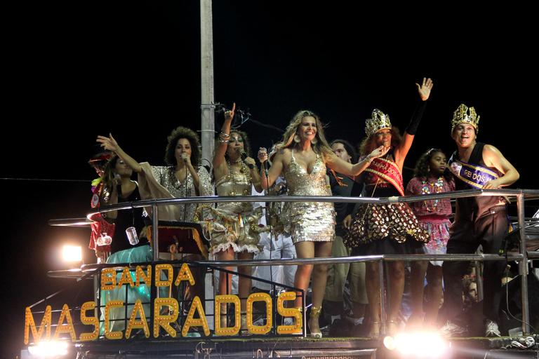 'Bloco dos Mascarados' agita o primeiro dia de carnaval em Salvador