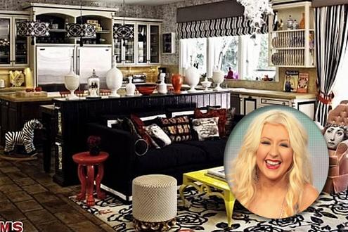 Em sua mansão de US$ 13,5 milhões, Christina Aguilera fez questão de reformar toda a cozinha e deixá-la com um ar bem moderno