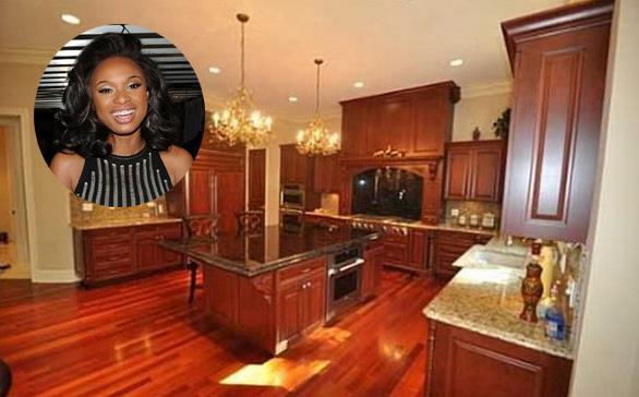 Jennifer Hudson está vendendo sua mansão em Chicago, que gira em torno de US$ 12 milhões. Quem comprar, poderá cozinhar neste espaço da foto