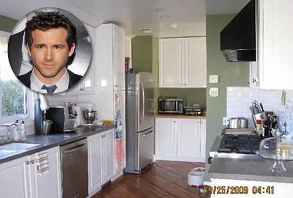 Ryan Reynolds ainda estava começando a fazer sucesso mundialmente, quando comprou essa mansão em Berverly Hills, avaliada em US$ 2 milhões, que tinha esta cozinha