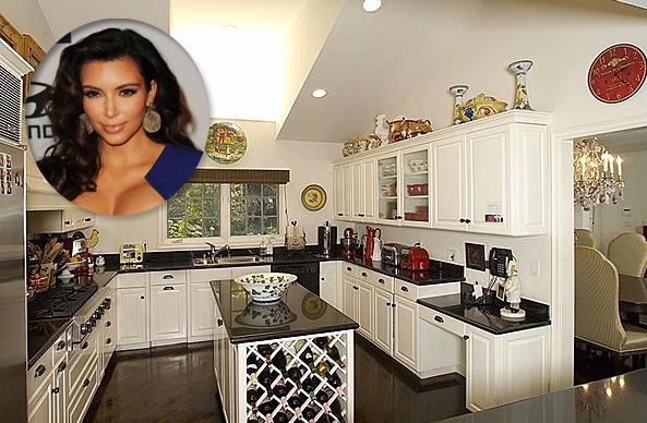 A cozinha de Kim Kardashian serviu de cenário várias vezes para o relity show da socialite, o 'Keeping Up With the Kardashian'