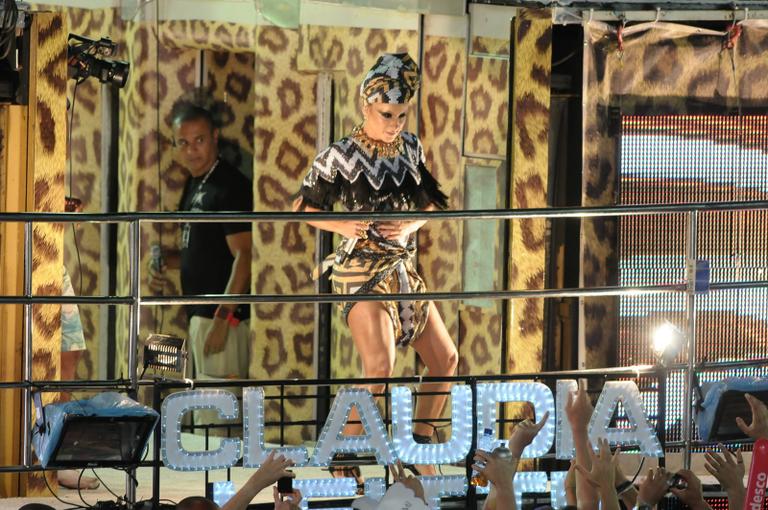 Claudia Leitte agita a segunda noite do carnaval de Salvador