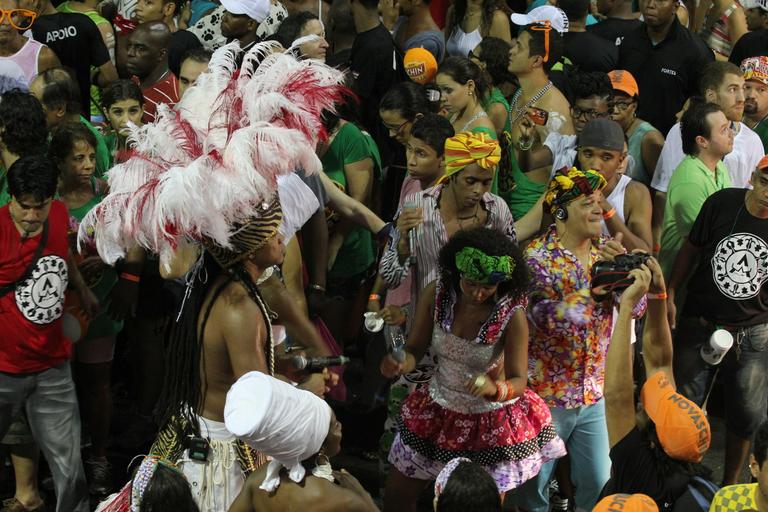 Carlinhos Brown canta no meio do público em Salvador
