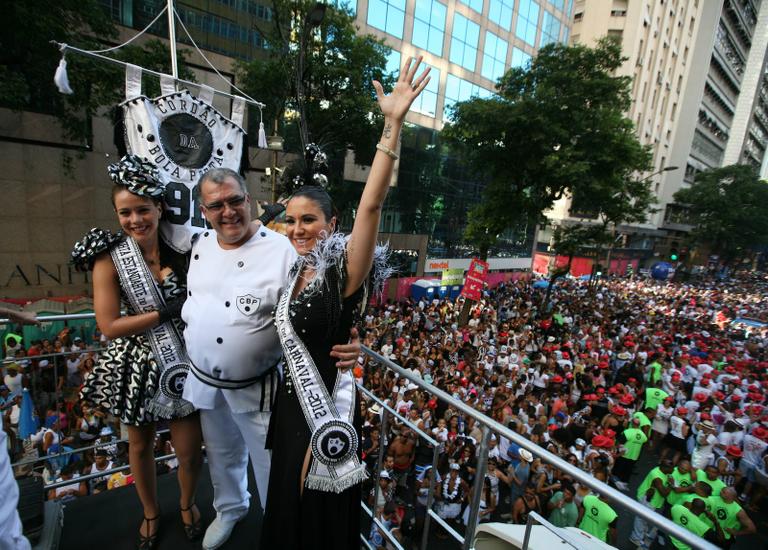 Leandra Leal e Maria Rita durante desfile do bloco Bola Preta, no centro do Rio de Janeiro