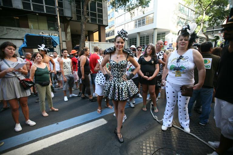 Leandra Leal antes do desfile do bloco Bola Preta, no Rio de Janeiro