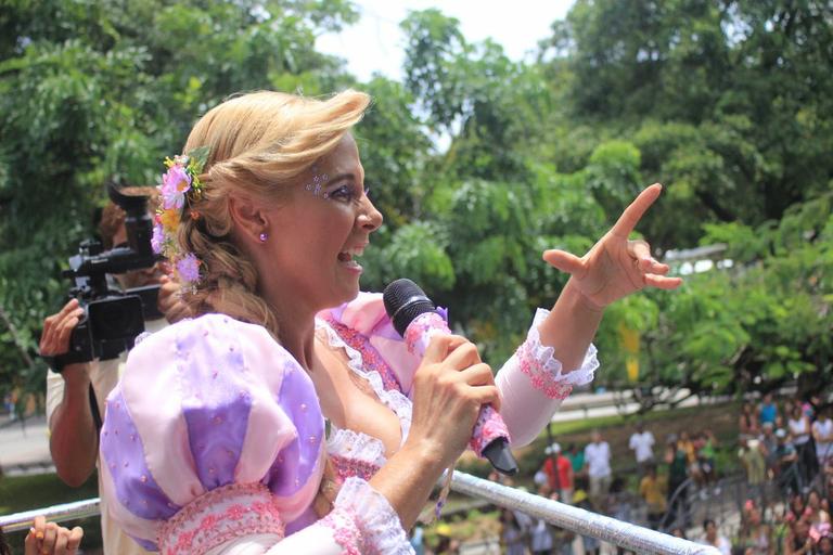 Carla Perez anima o bloco Algodão Doce em Salvador
