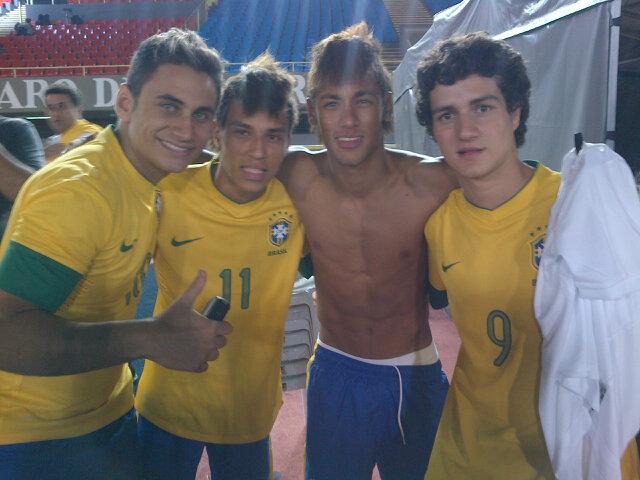 Neymar entre as sósias dele, de paulo Henrique Ganso e de Alexandre Pato