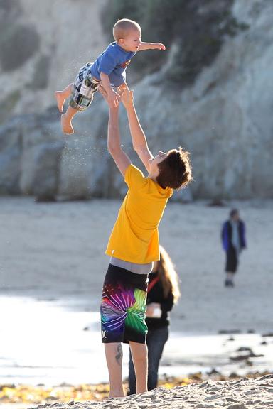 Justin Bieber passa dia na praia com o irmão