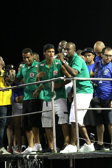 Lucas, Neymar e Thiaguinho juntos com o Exaltasamba no carnaval baiano