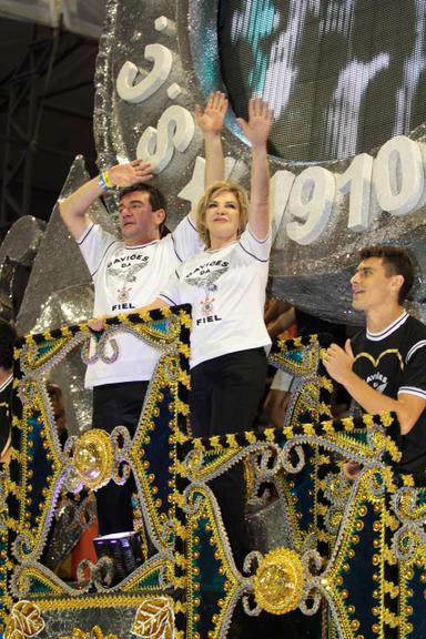 Andres Sanchez e Dona Marisa Letícia desfilam pela Gaviões da Fiel