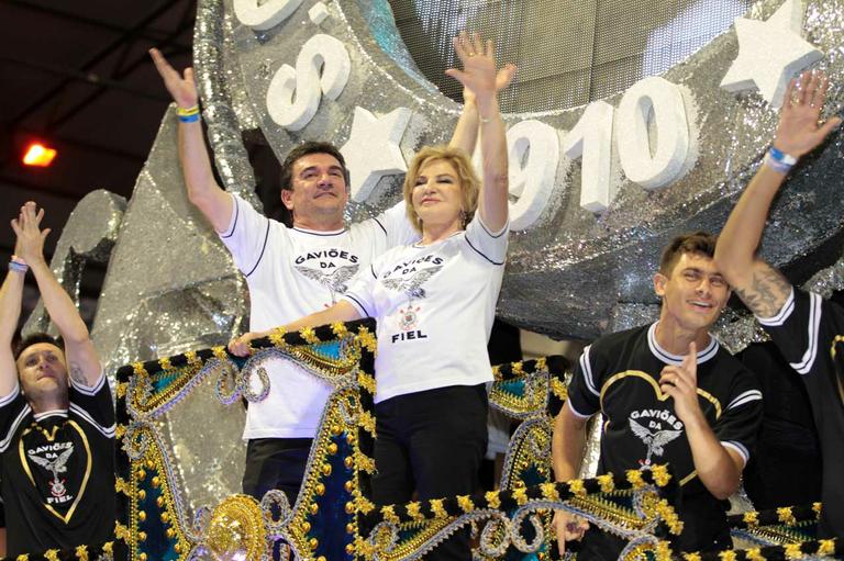Andres Sanchez e Dona Marisa Letícia desfilam pela Gaviões da Fiel