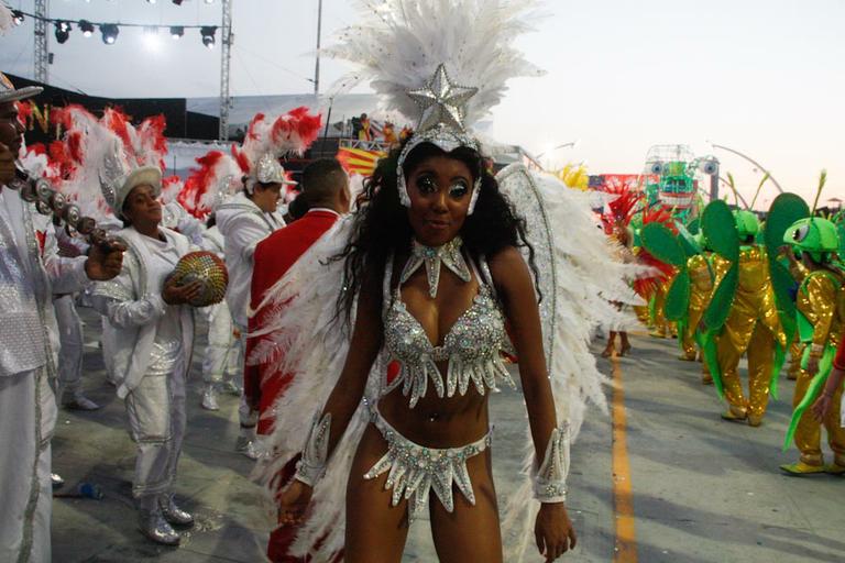 Pamela Oliveira durante desfile da Tom Maior