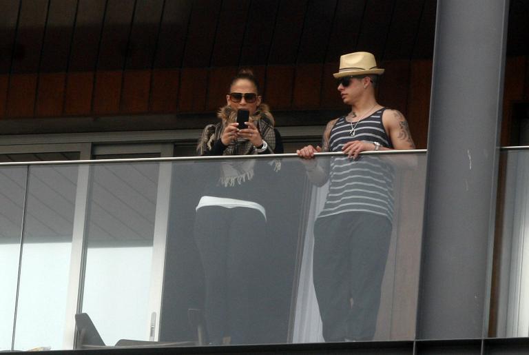 Jennifer Lopez e o namorado, Casper Smart, observam fãs da varanda de hotel do Rio de Janeiro