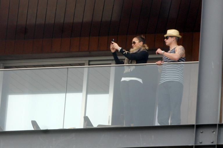 Ao lado do namorado, Casper Smart, Jennifer Lopez tira fotos da varanda de hotel do Rio de Janeiro