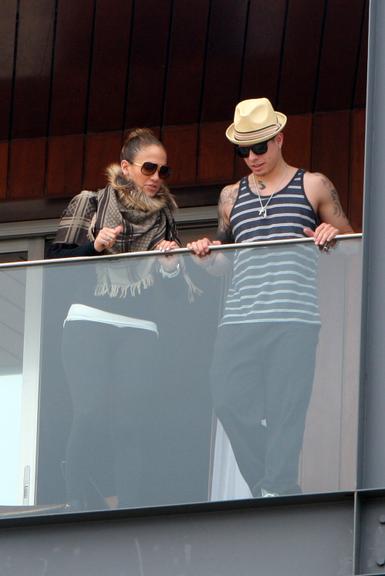 Jennifer Lopez, ao lado do namorado Casper Smart, na sacada seu quarto no Hotel Fasano