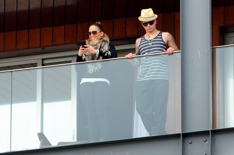 Jennifer Lopez, ao lado do namorado Casper Smart, na sacada seu quarto no Hotel Fasano