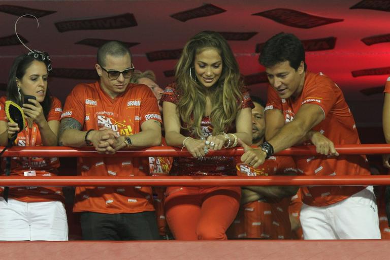 Casper Smart e Jennifer Lopez com o apresentador Rodrigo Faro