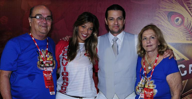 Marcelo Serrado e sua namorada, Roberta Fernandes, acompanhados pelos pais do ator, José e Julinha