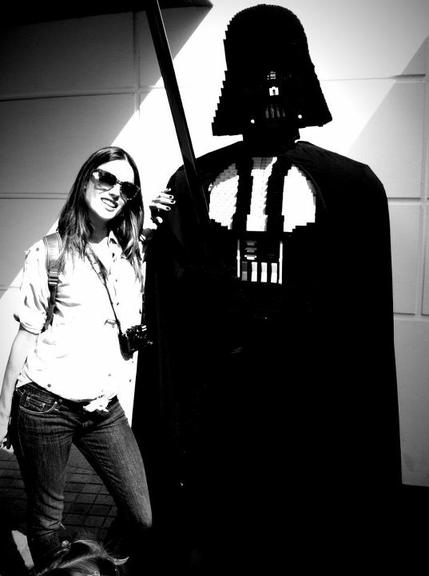 Alessandra Ambrosio ao lado de Darth Vader