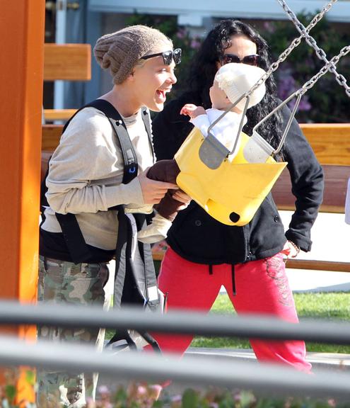 Pink leva Willow Hart para brincar em balanço, em Los Angeles 