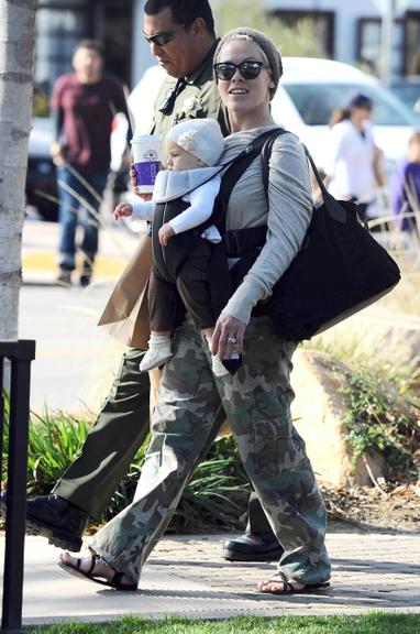 Pink passeia com Willow Hart por Los Angeles 