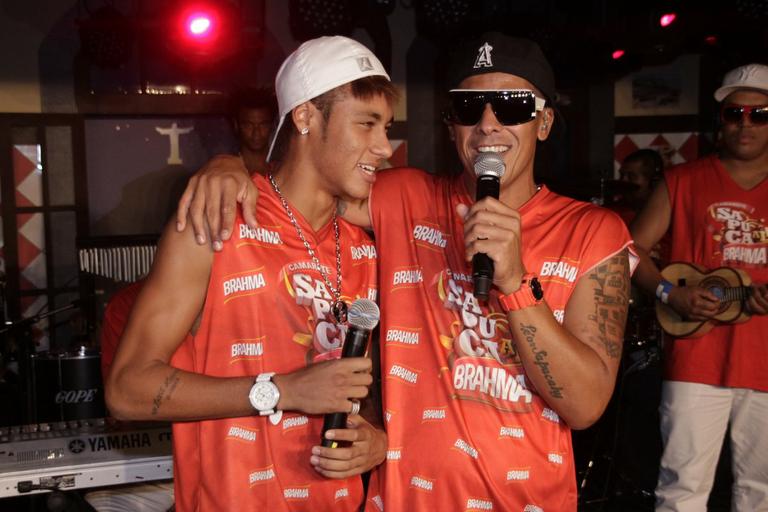 Neymar canta e dança com Leandro Sapucahy