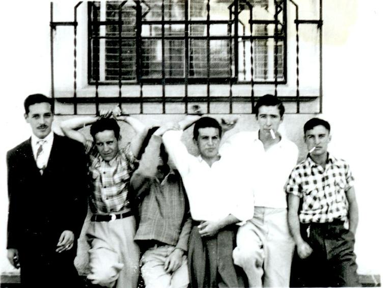 Roberto Bolaños, o segundo da esquerda para a direita