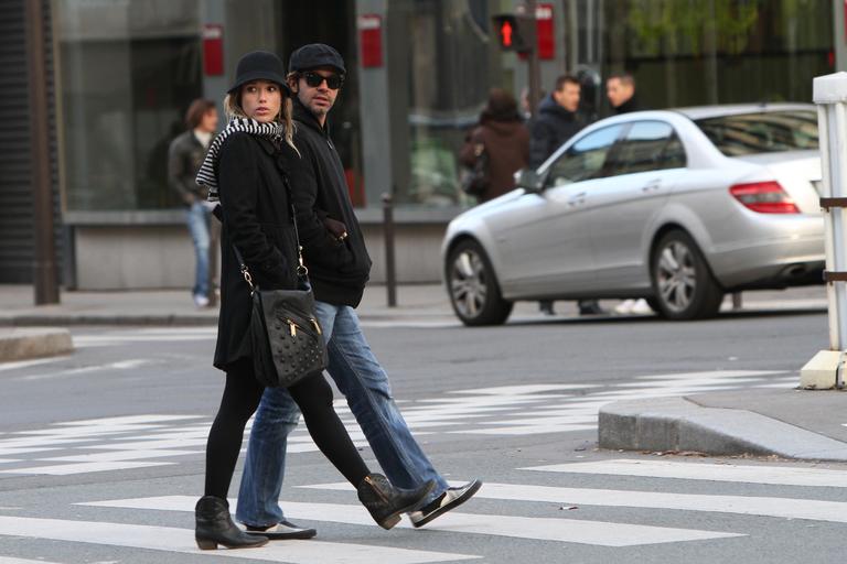 Agasalhados, Bruno Mazzeo e Juliana Didone caminham pelas ruas de Paris