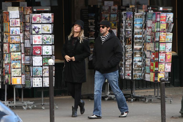 Agasalhados, Bruno Mazzeo e Juliana Didone caminham pelas ruas de Paris