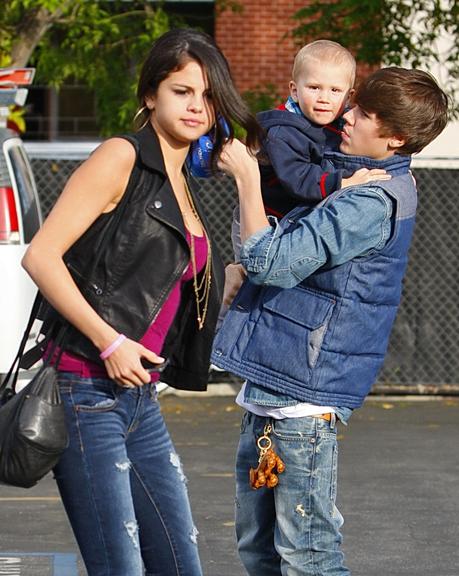 Selena Gomez e Justin Bieber aparacem cansados em passeio com o irmãozinho do cantor, Jaxson