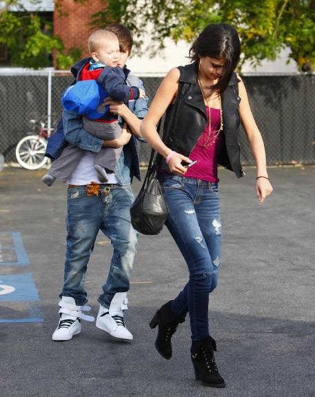Selena Gomez e Justin Bieber aparacem cansados em passeio com o irmãozinho do cantor, Jaxson