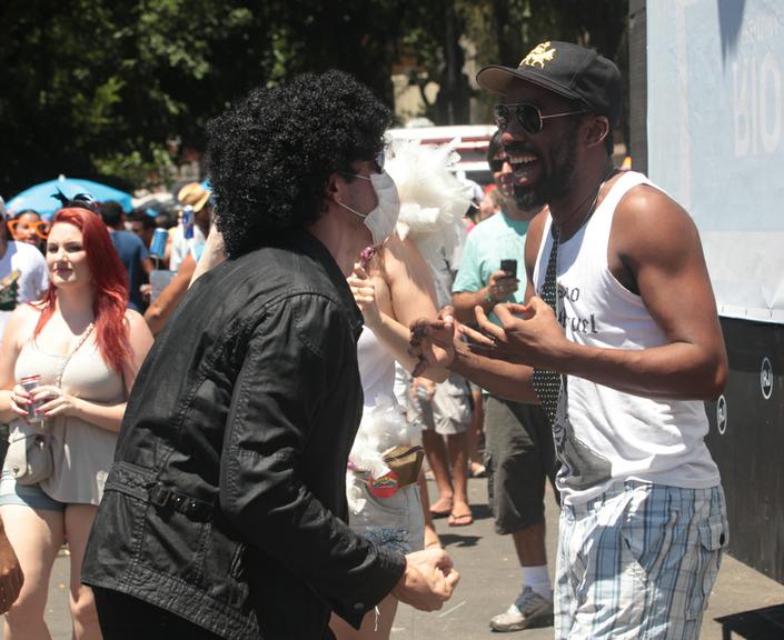 Lázaro Ramos cumprimenta amigo no bloco 'Me Beija que Eu Sou Cineasta', nas ruas do Rio de Janeiro