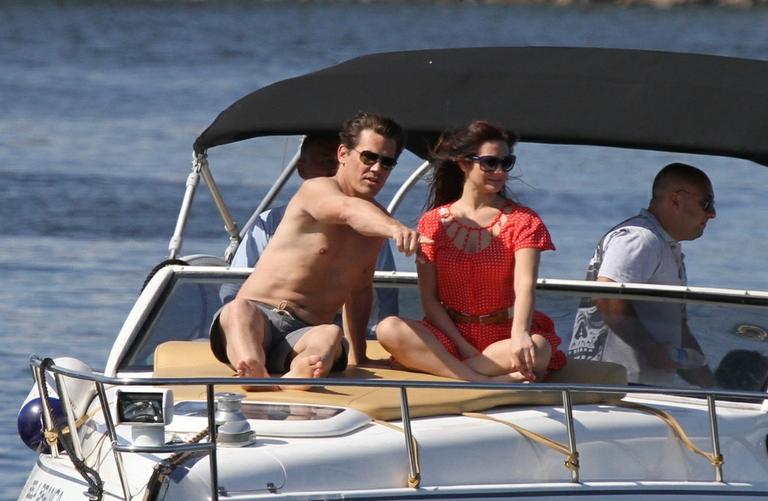 Josh Brolin e amiga passeiam de barco no Rio de Janeiro