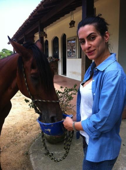Cleo Pires posta foto alimentando um cavalo durante as gravações de 'As Brasileiras'